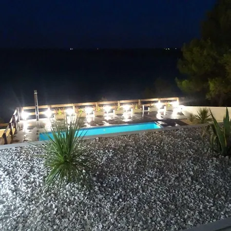 Villa-am-meer-fuer-12-personen-mit-pool Villa