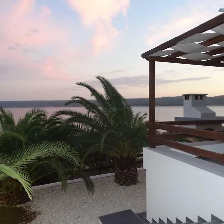 Villa-am-meer-fuer-12-personen-mit-pool * Posedarje