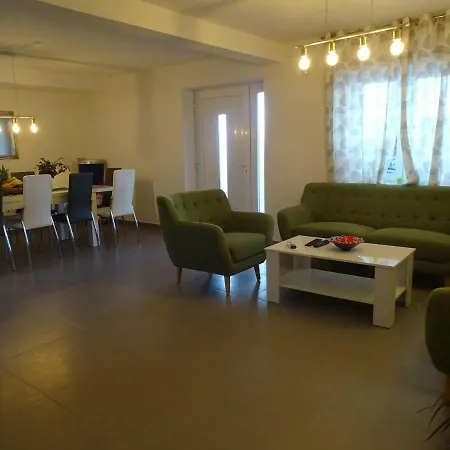 Villa-am-meer-fuer-12-personen-mit-pool *