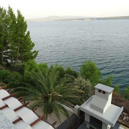 Villa-am-meer-fuer-12-personen-mit-pool *