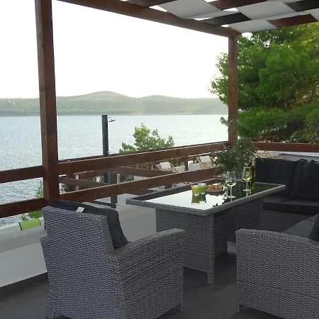 Villa Villa-am-meer-fuer-12-personen-mit-pool *