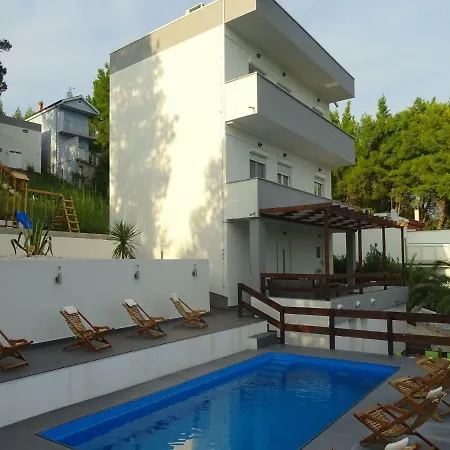 Villa Villa-am-meer-fuer-12-personen-mit-pool
