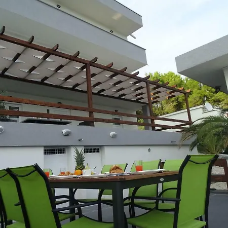 Villa-am-meer-fuer-12-personen-mit-pool Posedarje