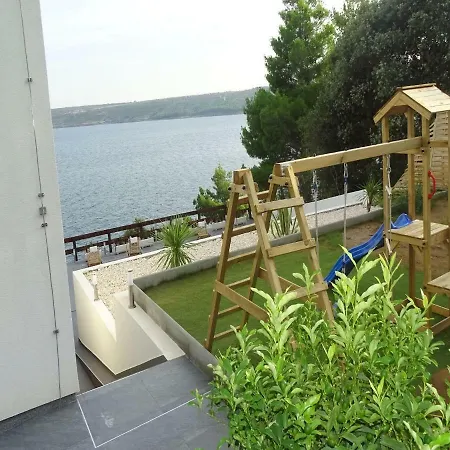 Villa Villa-am-meer-fuer-12-personen-mit-pool *