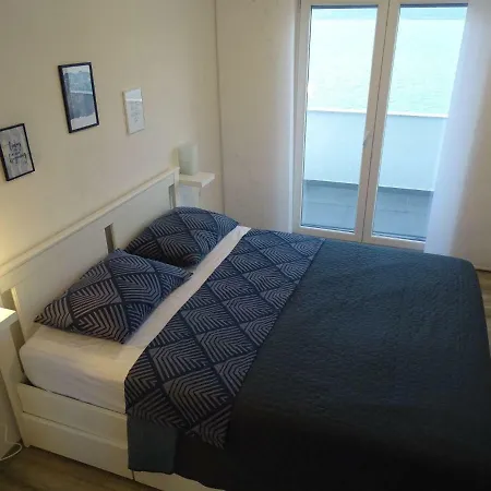 Villa-am-meer-fuer-12-personen-mit-pool